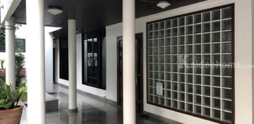 House for rent 2 floors on Prime Area Sukhumvit 8 BTS Na-Na Station.