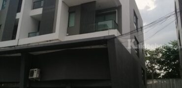 ขาย อาคารพาณิชย์ 3 ชั้น ครึ่ง โครงการ B-AVENUE วัชรพล สายใหม