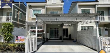 บ้านแฝด เดอะวิลเลจ บางนา กม.8 บิวท์อินสไตล์ Cottage พร้อมอยู่ by Areeya โครงการ : The Village Bangna KM.8 เดอะวิลเลจ บางนา กม.8 ที่ตั้ง : ถนนบางนา-ตราด กม.8 ตำบลบางพลีใหญ่ อำเภอบางพลี จังหวัดสมุทรปราการ