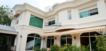 ขายคฤหาสน์ พร้อมบ้านรับรองสองหลัง บนเนื้อที่ 2 ไร่ ย่านพัฒนาการ 30