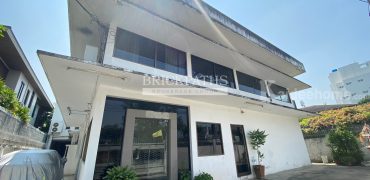 ขาย ที่ดินพร้อมสิ่งปลูกสร้าง เป็นที่อยู่อาศัยและโกดัง สามารถทำเป็นโรงงานขนาดเล็กได้ ซอยสุขุมวิท 58 BTS อ่อนนุช