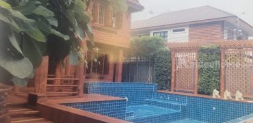 ขายบ้านทรงไทยไม้สัก พร้อมที่ดิน พร้อมสระว่ายน้ำ ซ.ประชาอุทิศ55 โทร 0865968775 เข้าออกได้หลายทาง ใกล้มหาวิทยาลัย