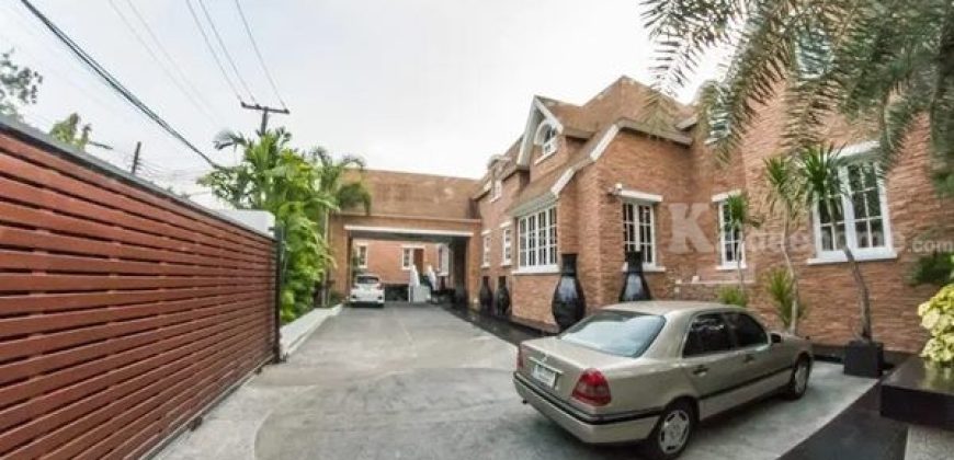 For sale Luxury resort mansion Sukhumvit 71 Fully furnished made furniture Tel 066-145-9935
