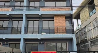 ขายถูก อาคารพาณิชย์ 2 คูหา 3ชั้น ใหม่ รัชดา36 ซ.เสือใหญ่อุทิศ ทำเลดีเดินทางสะดวก เข้า-ออกได้หลายทาง โทร 063-241-9775