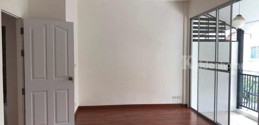 ขายด่วน ฟรีโอน!! ทาวน์เฮ้าส์ หมู่บ้านณริศรา นครอินทร์-พระราม5 ซอยวัดหูช้าง (3 ห้องนอน 2 ห้องน้ำ) รีโนเวทใหม่ทั้งหลัง