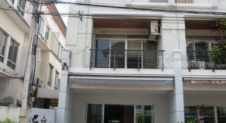 ขายทาวน์โฮม 3 ชั้น บ้านกลางเมือง ศรีนครินทร์ 20 ตารางวา 3 ห้องนอน พร้อมเฟอร์นิเจอร์ โทร 098-394-4695