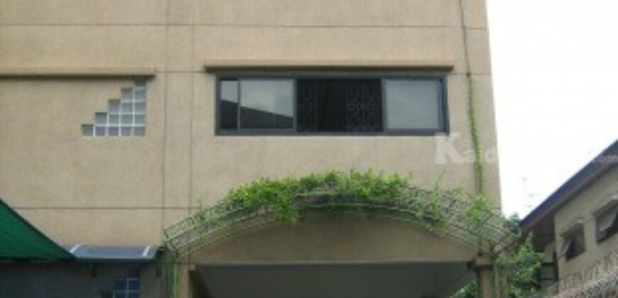 อาคารสำนักงานให้เช่าใจกลางเมือง ใกล้ BTS พระโขนง พื้นที่ 28-95 ตรม. 360 ฿/ ตรม. รายละเอียด MT&T BUILDING สำนักงานให้เช่าทำเล สุขุมวิท69 เดินทางสะดวกใกล้ BTS สถานีพระโขนงเพียง 250 เมตร ใกล้ธนาคาร ศูนย์การค้าและไปรษณีย์พระโขนง ทางอาคารมีพื้นที่หลายขนาดให้บริการ ติดต่อสอบถาม : คุณปุ้ย 081-836-5025 / ปุน 094-441-9978