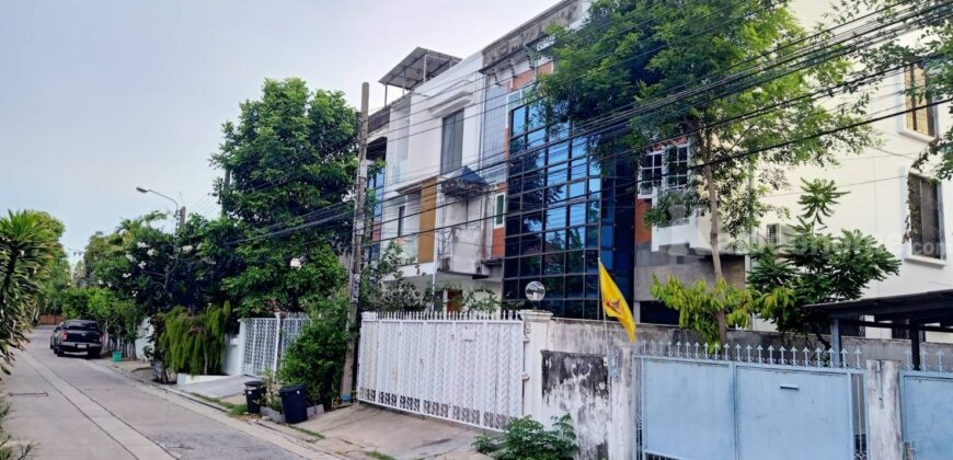 ขายบ้านทาวโฮมส์สุขุมวิท 71 ปรีดีพนมยงค์ 26 บ้านเล่นระดับ 3 ชั้นครึ่ง ที่ดิน 31.7 ตร.ว 5 ห้องนอน ทาวโฮมหลังมุมหน้ากว้าง จอดรถได้ 2 คัน ใกล้ BTS เอกมัย พระโขนง Towmhome Sukhumvit 71 087-9074045