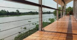 ขายที่ดินริมน้ำสามพราน ที่ดินพร้อมบ้านริมแม่น้ำท่าจีน สามพราน นครปฐม 277 ตร.ว บ้านใหม่พร้อมอยู่ หน้ากว้างติดแม่น้ำ 48 เมตร สวยมาก ติดถนนลาดยาง เดินทางสะดวกมาก ไม่ลึก ไม่เปลี่ยว 087-9074045