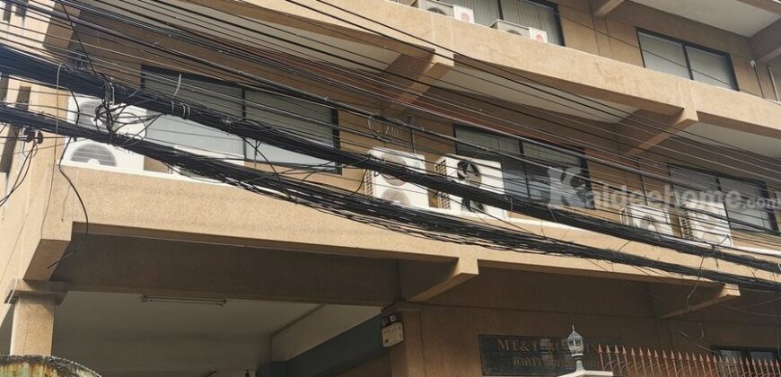 อาคารสำนักงานให้เช่าใจกลางเมือง ใกล้ BTS พระโขนง พื้นที่ 28-95 ตรม. 360 ฿/ ตรม. รายละเอียด MT&T BUILDING สำนักงานให้เช่าทำเล สุขุมวิท69 เดินทางสะดวกใกล้ BTS สถานีพระโขนงเพียง 250 เมตร ใกล้ธนาคาร ศูนย์การค้าและไปรษณีย์พระโขนง ทางอาคารมีพื้นที่หลายขนาดให้บริการ ติดต่อสอบถาม : คุณปุ้ย 081-836-5025 / ปุน 094-441-9978