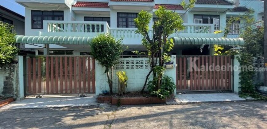 ขายบ้าน ทาวน์เฮ้าส์ หมู่บ้าน ช.รุ่งเรือง4 ซอยประชาราษฎร์5 แยก2 มี 3 ห้องนอน 2 ห้องน้ำ โทร 0819085090