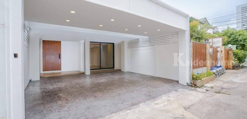 ขายบ้านเอกมัย 12 สุขุมวิท House for sale Ekkamai Sukhumvit ทาวน์โฮมเอกมัย 4 ห้องนอน 4 ห้องน้ำ ที่ดิน 33 ตร.ว บ้านสวยทำใหม่พร้อมอยู่ ใกล้ BTS เอกมัย โรงเรียนนานานชาติ 2 นาที ถึงทองหล่อ 087-9074045