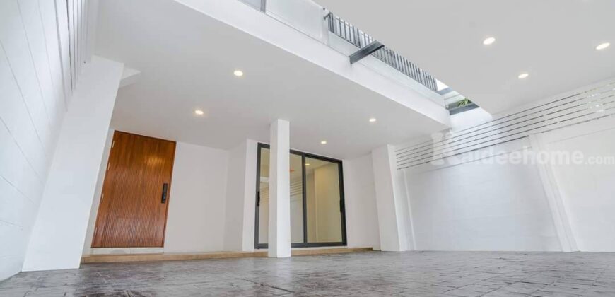 ขายบ้านเอกมัย 12 สุขุมวิท House for sale Ekkamai Sukhumvit ทาวน์โฮมเอกมัย 4 ห้องนอน 4 ห้องน้ำ ที่ดิน 33 ตร.ว บ้านสวยทำใหม่พร้อมอยู่ ใกล้ BTS เอกมัย โรงเรียนนานานชาติ 2 นาที ถึงทองหล่อ 087-9074045