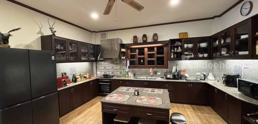 ขายบ้านเดี่ยวพัทยา บางละมุง ชลบุรี บ้านลานนาหลังใหญ่พร้อมสระว่าย ที่ดิน 303 ตร.ว 5 ห้องนอน บ้านสวยหรูพร้อมอยู่ในโครงการหมู่บ้านส่วนตัว Pattaya Detached house with Private swimming pool sale 087-9074045