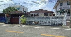 ขายที่ดินปุณณวิถี วชิรธรรมสาธิต สุขุมวิท 101 ที่ดินพร้อมบ้านเก่า 56 ตร.ว ถนนหน้าที่ดินกว้าง สภาพแวดล้อมดี ไม่แออัด ใกล้สถานีรถไฟฟ้า BTS ปุณณวิถี อุดมสุข ซีคอนศรีนครินทร์ 087-9074045