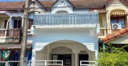 ขายทาวน์เฮ้าส์ 2 ชั้น หมู่บ้านยิ่งโอฬารวิลล่า ซ.วิภาวดีรังสิต43 ติดถนนวิภาวดีรังสิต เจ้าของบ้านขายเอง โทร 0925565210