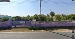 บ้านสวย อ.พร้าว เชียงใหม่ ด้วยสวนไม้ดอก รอบสนามหญ้าขจี สีเขียว ร่มรื่น เงียบสงบ น่าอยู่ ขนาดที่ดิน 417 ตรว. ขนาดบ้าน 116 ตรม. อยู่่ติดถนนใหญ่ ใกล้ชุมชน ห่างตลาดสด เทศบาลเวียงพร้าว เพียง 1 ก.ม. ใช้เวลา ขับรถ10 นาที อยู่ห่างวัดป่าอาารย์มั่น 200 ม.