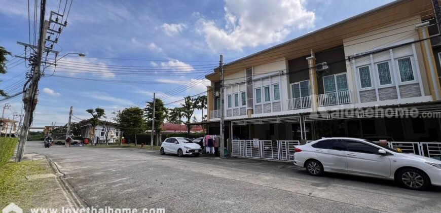 ขายทาวน์เฮ้าส์ หมู่บ้านโกลเด้นทาวน์ รัตนาธิเบศร์-สถานีรถไฟฟ้าบางพลู ถ.บางกรวย-ไทรน้อย ซ.บางรักใหญ่22 พื้นที่ 21.2 ตรว. ใกล้เซ็นทรัลเวสต์เกต
