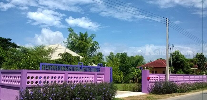 บ้านสวย อ.พร้าว เชียงใหม่ ด้วยสวนไม้ดอก รอบสนามหญ้าขจี สีเขียว ร่มรื่น เงียบสงบ น่าอยู่ ขนาดที่ดิน 417 ตรว. ขนาดบ้าน 116 ตรม. อยู่่ติดถนนใหญ่ ใกล้ชุมชน ห่างตลาดสด เทศบาลเวียงพร้าว เพียง 1 ก.ม. ใช้เวลา ขับรถ10 นาที อยู่ห่างวัดป่าอาารย์มั่น 200 ม.