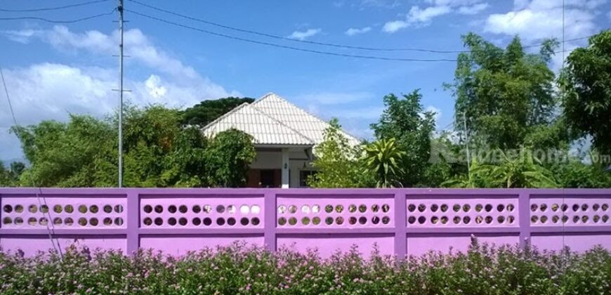 บ้านสวย อ.พร้าว เชียงใหม่ ด้วยสวนไม้ดอก รอบสนามหญ้าขจี สีเขียว ร่มรื่น เงียบสงบ น่าอยู่ ขนาดที่ดิน 417 ตรว. ขนาดบ้าน 116 ตรม. อยู่่ติดถนนใหญ่ ใกล้ชุมชน ห่างตลาดสด เทศบาลเวียงพร้าว เพียง 1 ก.ม. ใช้เวลา ขับรถ10 นาที อยู่ห่างวัดป่าอาารย์มั่น 200 ม.