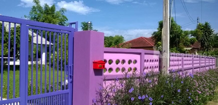 บ้านสวย อ.พร้าว เชียงใหม่ ด้วยสวนไม้ดอก รอบสนามหญ้าขจี สีเขียว ร่มรื่น เงียบสงบ น่าอยู่ ขนาดที่ดิน 417 ตรว. ขนาดบ้าน 116 ตรม. อยู่่ติดถนนใหญ่ ใกล้ชุมชน ห่างตลาดสด เทศบาลเวียงพร้าว เพียง 1 ก.ม. ใช้เวลา ขับรถ10 นาที อยู่ห่างวัดป่าอาารย์มั่น 200 ม.