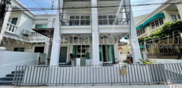 บ้านแฝด หมู่บ้าน การ์เด้นซิตี้ สุขุมวิท 79 หลังริม