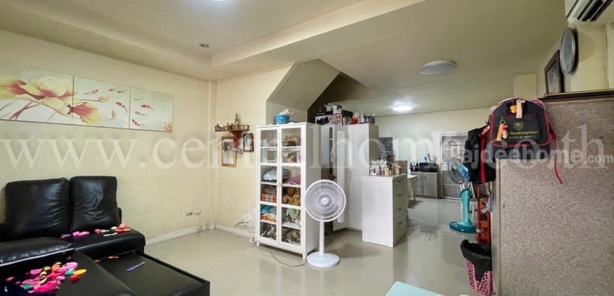 ทาวน์โฮม หมู่บ้าน ธนาภิรมย์ เพชรเกษม 69 หลังริม