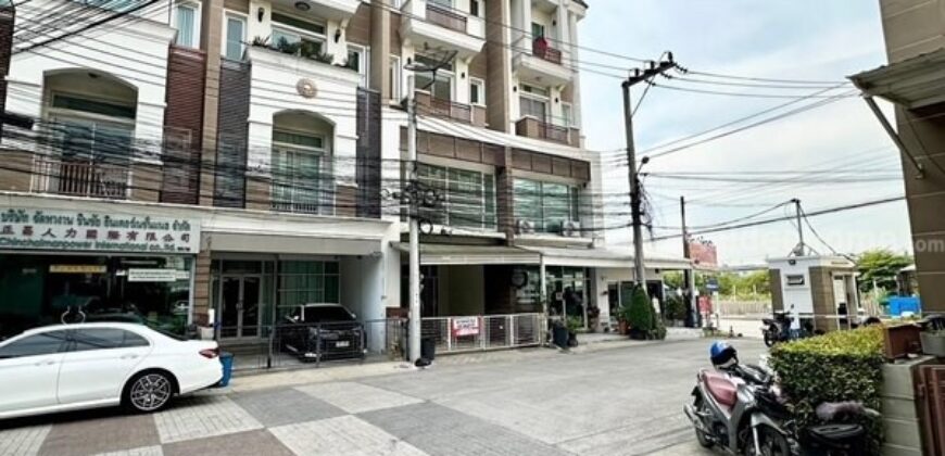 ขายทาวน์โฮม 3 ชั้น โครงการ Premium Place 5 เอกมัย-รามอินทรา ถ.นวลจันทร์50 บรรยากาศดี โทร 081-4220606