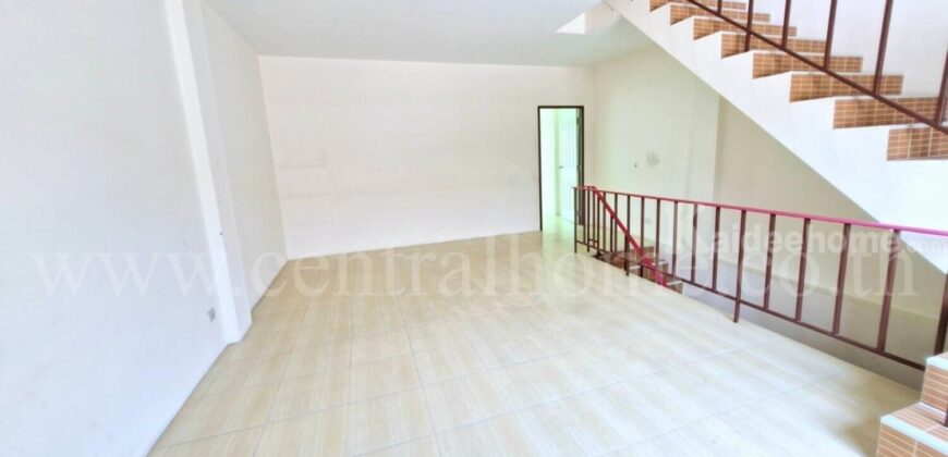 ทาวน์โฮม 3 ชั้น เชิงพาณิชย์ หมู่บ้าน ฉัตรหลวง 13 ใกล้ แยกสันติสุข