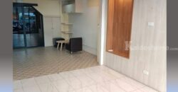 ให้เช่าร้านค้า/โชว์รูม ติดถนนจักรวรรดิ 22 ตรม.ตรงป้ายรถเมล์ เป็นห้องกระจกติดแอร์ ย่าน Chinatown เหมาะเป็น ร้านเสริมสวย ร้านสัก ใกล้ MRT สถานีสามยอด