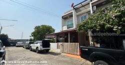 ขายทาวน์เฮ้าส์ 2 ชั้น ม.บ้านดี บางโทรัด ถ.พระราม2 พื้นที่ 50.4 ตรว. เป็นบ้านหลังริม พร้อมอยู่ ใกล้ตลาดลอนดอน