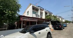 ขายทาวน์เฮ้าส์ 2 ชั้น ม.บ้านดี บางโทรัด ถ.พระราม2 พื้นที่ 50.4 ตรว. เป็นบ้านหลังริม พร้อมอยู่ ใกล้ตลาดลอนดอน