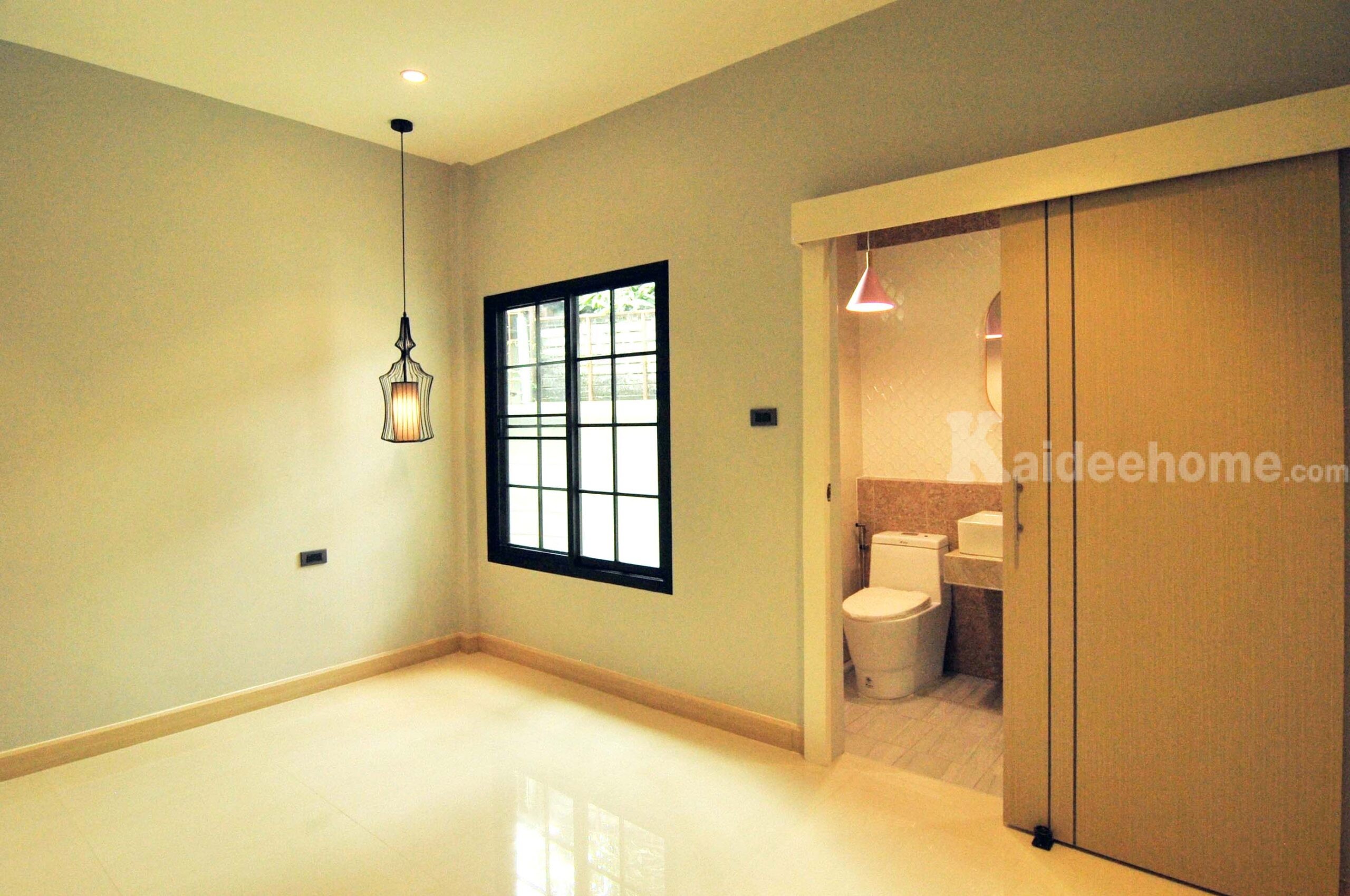 ขายทาวน์เฮ้าส์ชั้นเดียวห้องริมหน้ากว้าง 8 เมตรกว่า 40 ตารางวา ห่างจากปากซอยถนนนวมินทร์ 800 เมตร 4 นาทีจาก ถนนทางด่วนสายรามอินทรา-อาจณรงค์