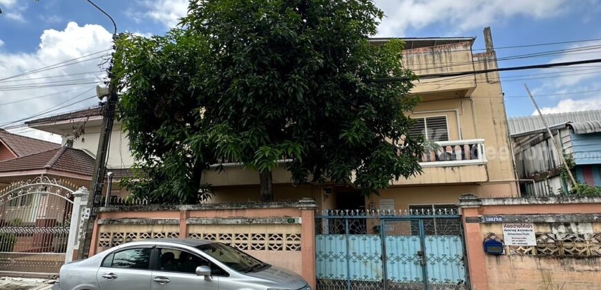 ขายด่วน! หอพัก 2.5 ชั้น ในซอยโกสุมรวมใจ 5 เขตบางเขน กทม.