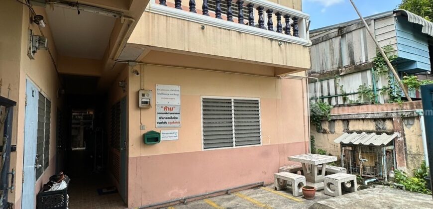 ขายด่วน! หอพัก 2.5 ชั้น ในซอยโกสุมรวมใจ 5 เขตบางเขน กทม.