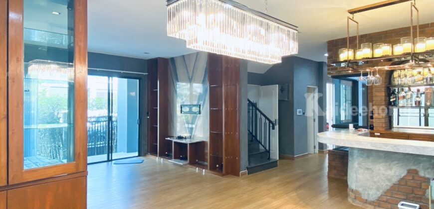 ขายบ้านเดี่ยว สไตล์ Luxury Nordic บางกอกบูเลอวาร์ด พระราม 9 บ้านหลังริม เนื้อที่ 69.3 ตรว. ใช้สอย 283 ตรม. บ้านสวย สภาพดี เจ้าของอยู่น้อย ตกแต่งบางส่วน ปรับราคาจาก 13.8 ล้านบาท เหลือเพียง 12,900,000 บาท