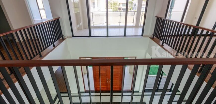 ขายคฤหาสน์ 3 ชั้นในสนามกอล์ฟ ที่ดิน 301 ตรว. พื้นที่ใช้สอยมากกว่า1,000 ตรม.