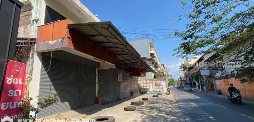 ขายอาคารติดถนนโกสุมรวมใจ ดอนเมือง เหมาะค้าขาย อาคารใหญ่ 120 ตรว. ห่างถนนใหญ่วิภาวดีรังสิตเพียง 1 กิโลเมตร อยู่ใกล้รถไฟฟ้าสายสีแดง-สถานีการเคหะ กม. 19