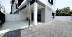 ขาย Home Office 3 ชั้น เฉลิมพระเกียรติ ร. 9 ซอย 30 แยก 32 เนื้อที่ 54.6 ตร.ว. ทำเลดี ติดถนนซอยร่วมสามัคคี ไม่มีค่าส่วนกลาง