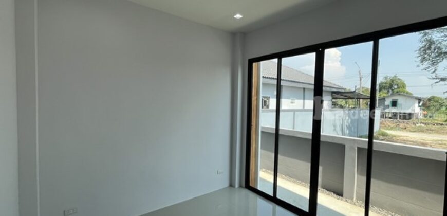 ขายบ้านเดี่ยว 1 ชั้น (อยู่ ซ.เชื่อมสัมพันธ์ 20 หนองจอก กทม.) 3นอน 2น้ำ 2จอดรถ เนื้อที่ 50 ตรว. เพียง 3.1 ล้าน โทร 081-684-0770