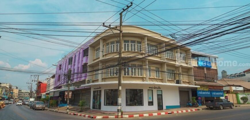ขาย อาคารพาณิชย์ 3 ชั้น อยู่หัวมุม ต.ในเมือง อ.เมืองร้อยเอ็ด ใกล้บึงพลาญชัย Tel. 063-289-7879