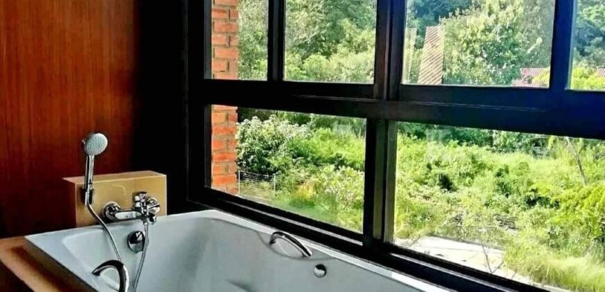 ขายบ้านติดน้ำลำตะคอง เขาใหญ่ ถนนธนะรัชต์ หมูสี ที่ดินพร้อมบ้านพูลวิลล่าริมน้ำเขาใหญ่ ปากช่อง ใกล้ปาลิโอ เทมส์ ทางขึ้นอุทยานแห่งชาติเขาใหญ่ ทำเลดีมาก เหมาะทำบ้านตากอากาศหรือกิจการโรมแรม 087-9074045