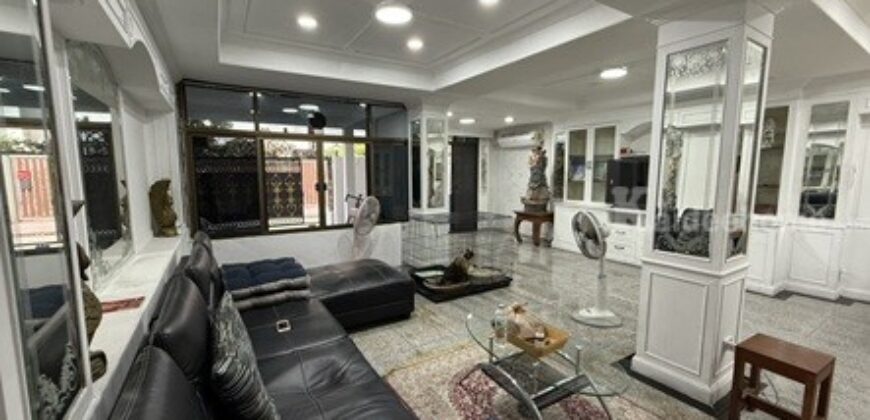 ให้เช่าทาวน์เฮ้าส์ 2ชั้น สุขุมวิท26 ใกล้ รร.โฟร์วิงส์ Line ID 0619636888