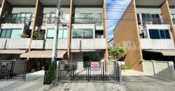 ถูกกว่าซื้อคอนโด ได้พื้นที่ใหญ่กว่า ใกล้เมือง ล้อมรอบด้วยบ้านเดี่ยว 20-40 ล้าน ขายทาวน์โฮม 3 ชั้น สภาพใหม่ไม่เคยเข้าอยู่ โทร 0959496347