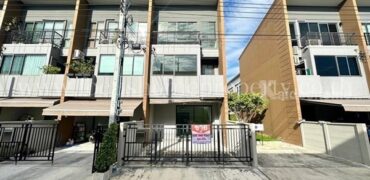 ถูกกว่าซื้อคอนโด ได้พื้นที่ใหญ่กว่า ใกล้เมือง ล้อมรอบด้วยบ้านเดี่ยว 20-40 ล้าน ขายทาวน์โฮม 3 ชั้น สภาพใหม่ไม่เคยเข้าอยู่ โทร 0959496347