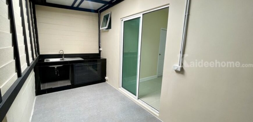 ทาวน์โฮม ใหม่พร้อมอยู่ ใกล้ห้างแฟชั่น เดอะคัลเลอร์ส วงแหวน-รามอินทรา ถ.รามอินทรา ถ.หทัยราษฎร์ ซอยสุเหล่าคลองหนึ่ง เขตคลองสามวา