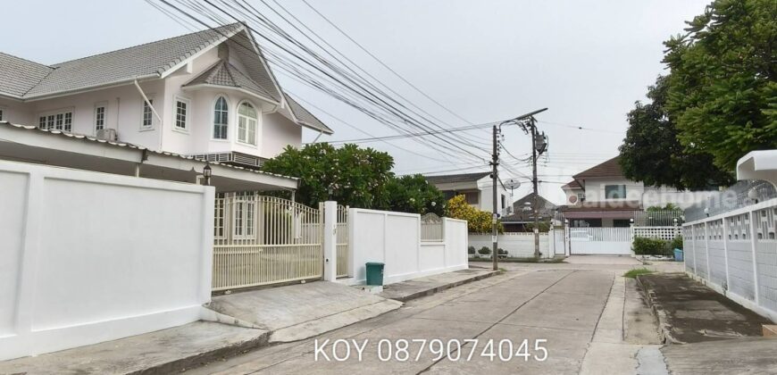 ขายบ้านเดี่ยวปุณณวิถี สุขุมวิท หมู่บ้านเมืองทอง 149 ตร.ว หลังมุม 4ห้องนอน พร้อมอยู่ ทำเลดี ใกล้BTS ออกวชิรธรรม อุดมสุข ศรีนครินทร์ได้ หมู่บ้านเงียบสงบ ไม่เสียค่าส่วนกลาง บรรยากาศดี เดินออกกำลังกายรอบหมู่บ้านชิวๆ 087-9074045
