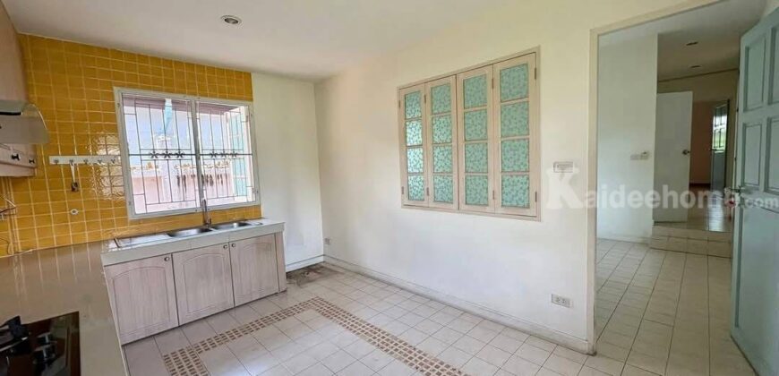 ขายบ้านเดี่ยวปุณณวิถี สุขุมวิท หมู่บ้านเมืองทอง 149 ตร.ว หลังมุม 4ห้องนอน พร้อมอยู่ ทำเลดี ใกล้BTS ออกวชิรธรรม อุดมสุข ศรีนครินทร์ได้ หมู่บ้านเงียบสงบ ไม่เสียค่าส่วนกลาง บรรยากาศดี เดินออกกำลังกายรอบหมู่บ้านชิวๆ 087-9074045