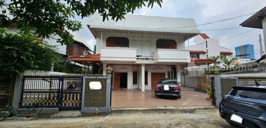 ขายด่วน! บ้านเดี่ยว 2 ชั้น พร้อมผู้เช่า ใจกลางย่านอารีย์ พหลโยธิน ตกแต่งพร้อมอยู่ โทร 061-982-9696