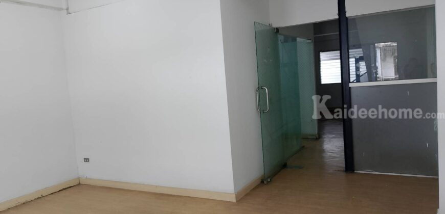 ให้เช่าอาคารพาณิชย์5ชั้น จันทน์32 มีห้องน้ำและห้องนอนทุกชั้น ใกล้สถานีรถไฟฟ้าสุรศักดิ์ มีที่จอดรถ เหมาะสำหรับทำธุรกิจหรืออยู่อาศัย